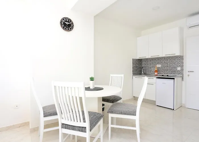 Family Friendly Apartments With A Swimming Pool Zivogosce - Porat, Makarska - 18150